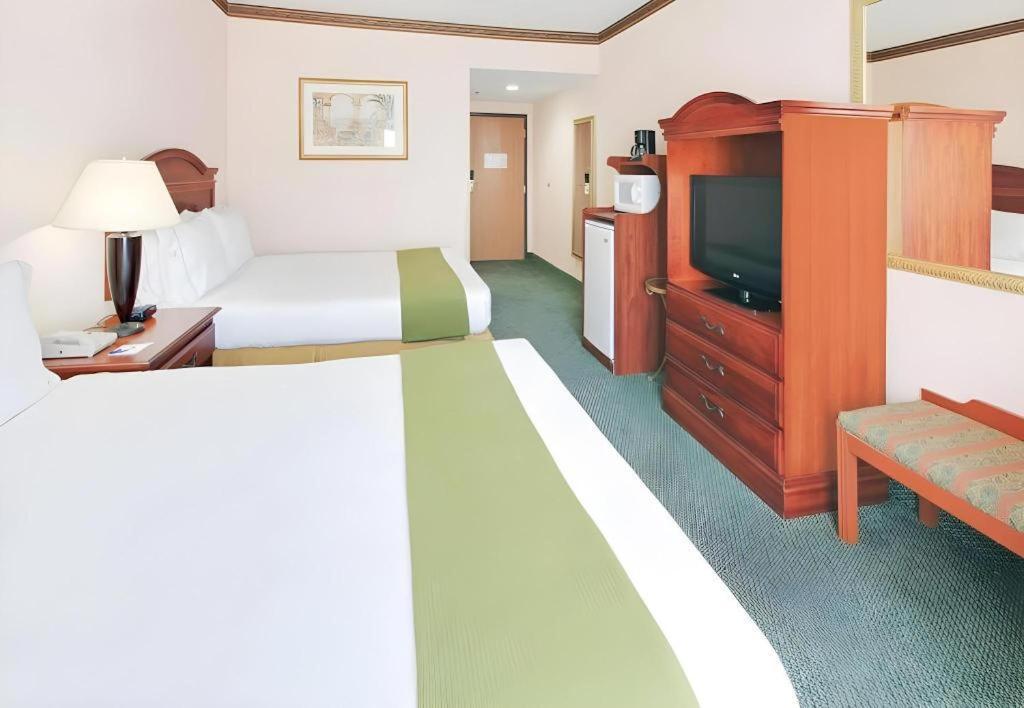 Holiday Inn Express Hotel & Suites Cleveland - Ms By Ihg Esterno foto